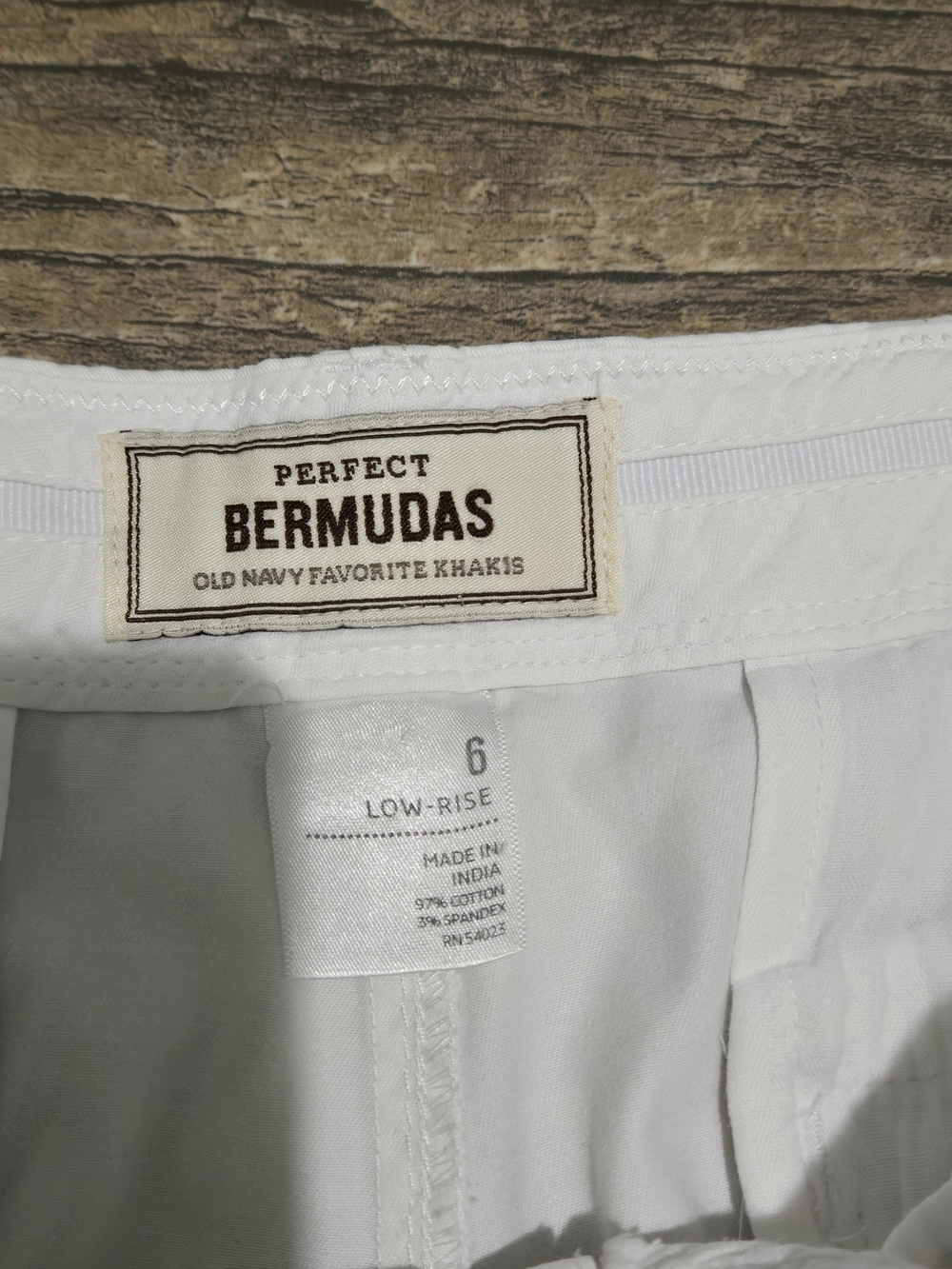 Old Navy Perfect Bermudas White Shorts - Picture 3 of 3